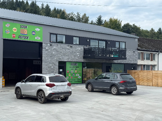 Magasin de boissons à Marche-en-Famenne, Bande. 